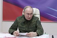 «Леденящее предупреждение». Путин впервые за долгое время надел военную форму. На Западе и в России объяснили, что это значит 