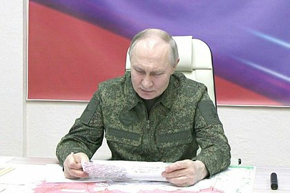 Песков объяснил использование Путиным военной формы в Курской области