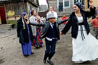 Море золота, общение с духами и волшебная вода. Как женятся цыгане и другие народы в России?