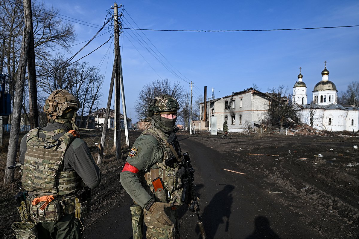 Эвакуация гражданского населения военнослужащими спецназа «Ахмат» из села Казачья Локня Курской области