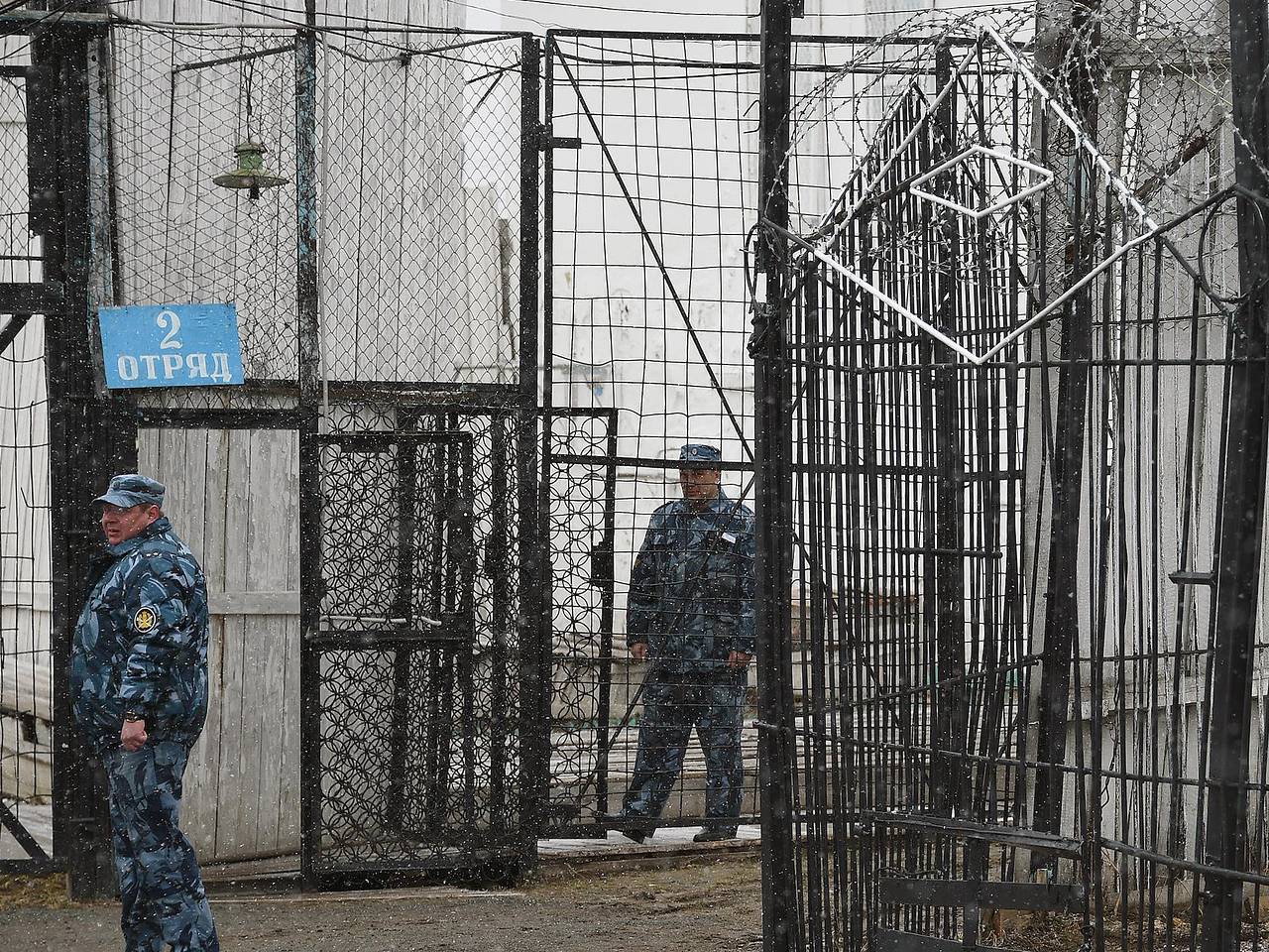 Изнасиловали малолетку Других развлечений тут нет В Красноярском крае убили 12-летнюю девочку. За  год до этого ее изнасиловали — об этом знала полиция и вся деревня.  Репортаж Ирины Кравцовой — Meduza