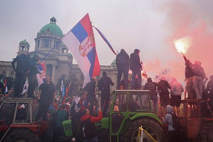 Протестующие в Сербии начали взрывать петарды