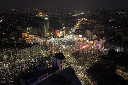 Протестующие в Белграде устроили потасовки