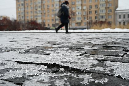 Москвичек призвали не ходить на каблуках