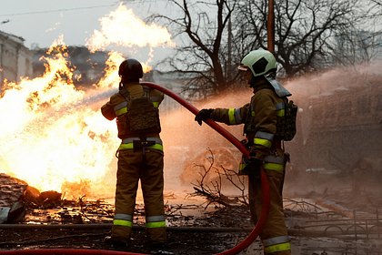 В Киеве после взрывов загорелись склады