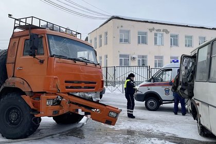 В России при столкновении грузовика и автобуса пострадали свыше десяти человек