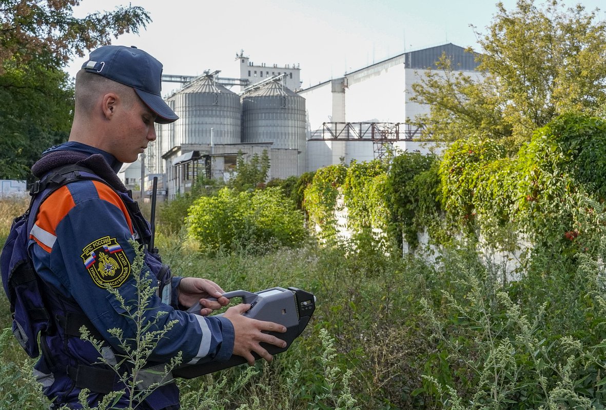 Сотрудник МЧС проводит плановые радиационные проверки и измерения на Курской АЭС, 10 сентября 2024 года