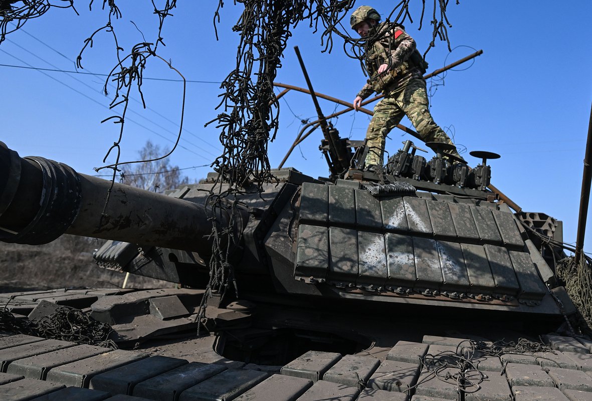 Военнослужащий группировки войск «Север» ВС РФ на подбитом танке Abrams ВСУ, эвакуированном из-под Суджи в ходе СВО