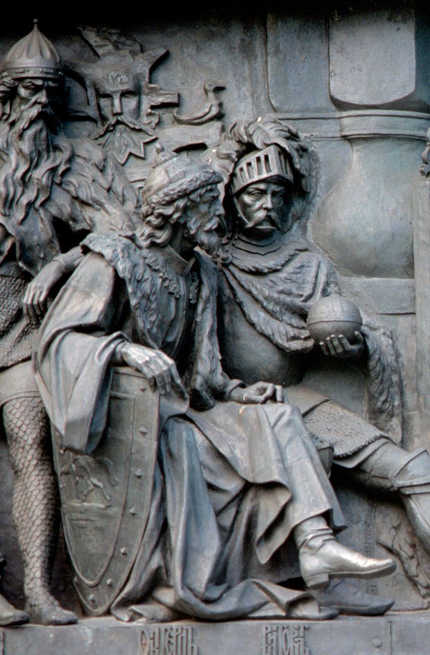 Монумент «Тысячелетие России», воздвигнутый в Великом Новгороде в 1862 году. Скульптурная группа «Государственные люди». Слева направо: великие князя Литовские Гедимин, Ольгерд и Витовт