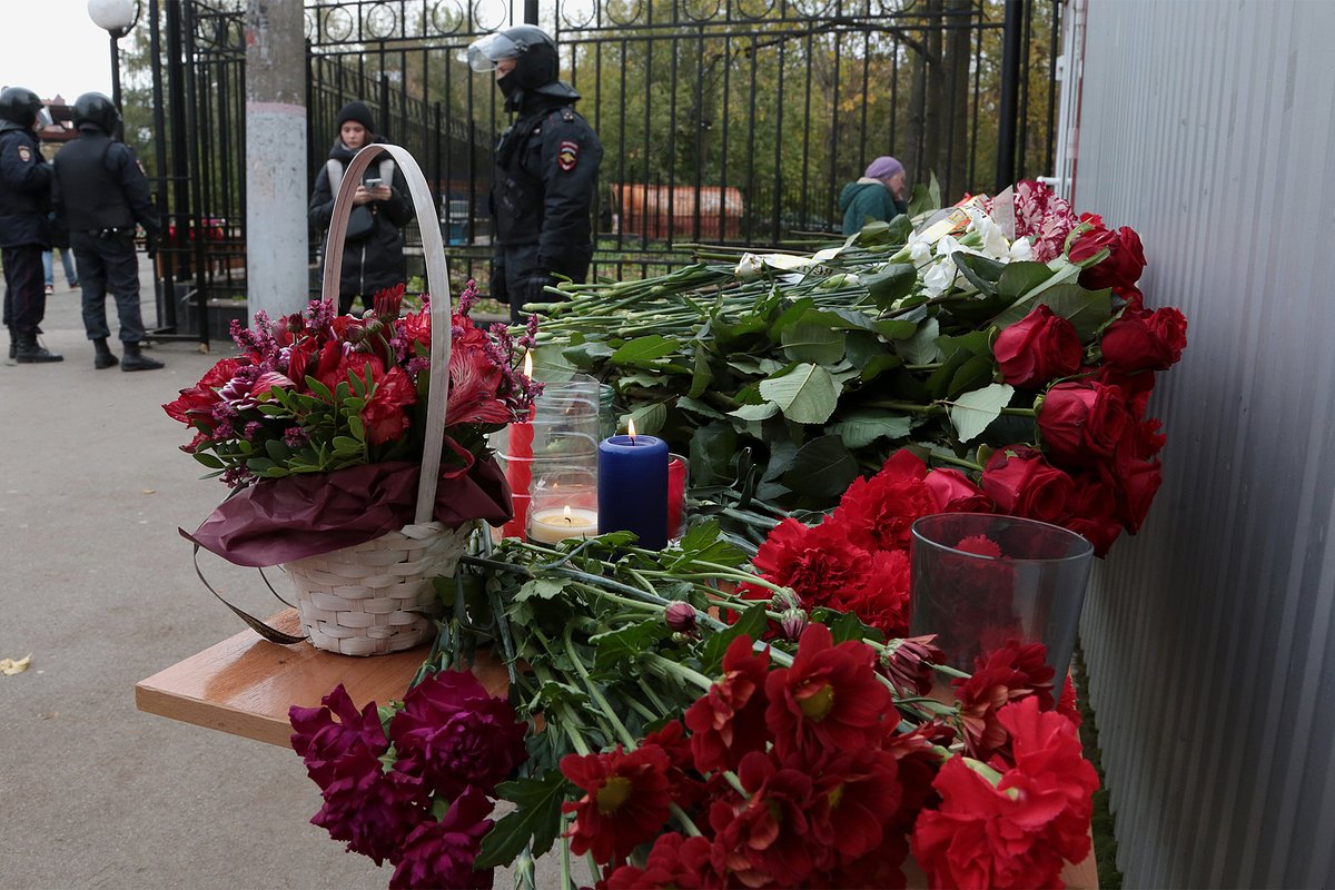 Цветы в память о тех, чьи жизни унесла атака на Пермский университет