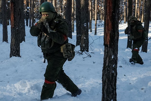 Украинские военнослужащие, одетые в российскую форму. Архивное фото