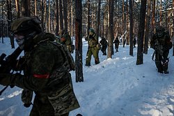 Украинские военнослужащие, одетые в российскую форму. Архивное фото