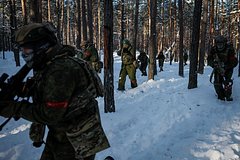 Украинские военнослужащие, одетые в российскую форму. Архивное фото