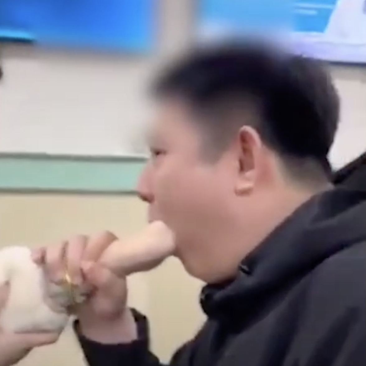 В Китае юноша засунул руку подружки себе в рот ради смешного видео и не смо...