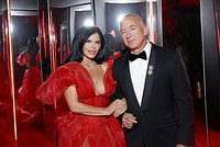 61-летний Джефф Безос с возлюбленной сыграют свадьбу за миллиарды долларов. Что еще известно о самом роскошном торжестве года? 
