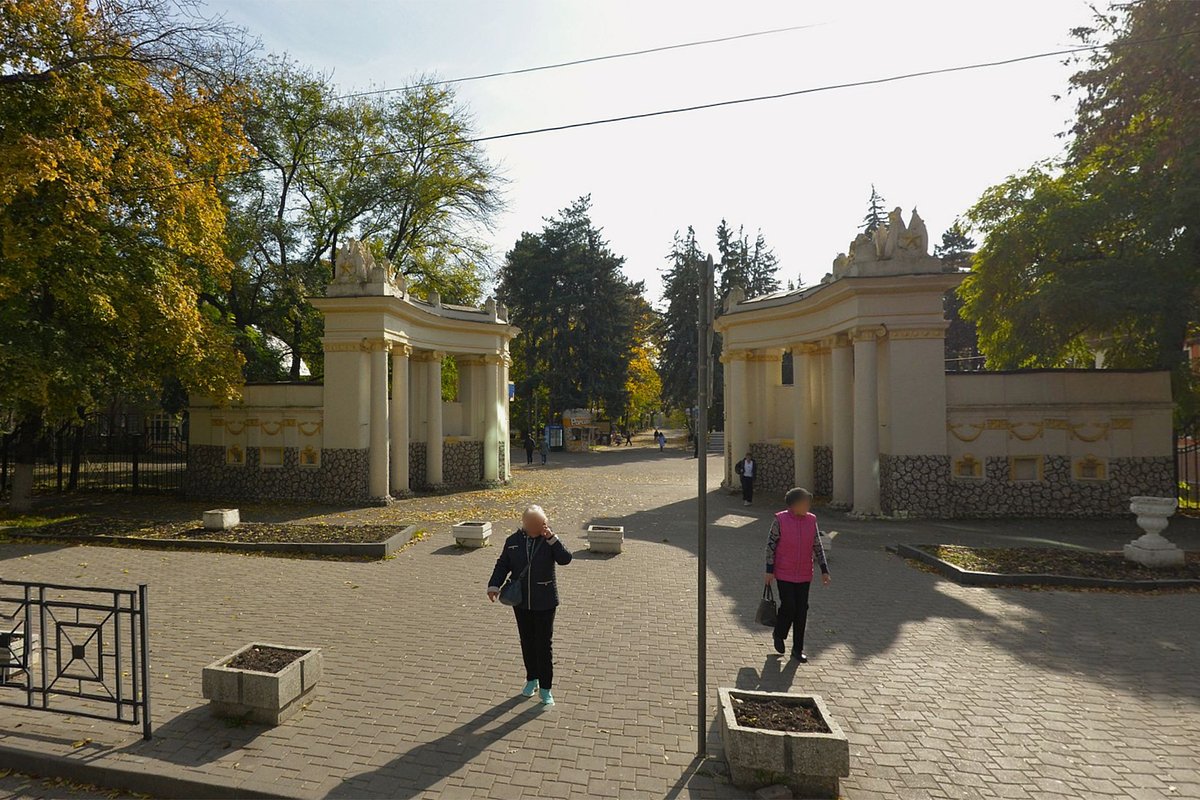 Вход в парк Сергея Кирова со стороны ТЦ «Галерея» в Пятигорске