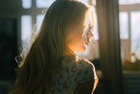 «Быть худой как карандаш и иметь густые волосы — нереально». 20-летних девушек убедили в том, что они лысеют. Как это вышло? 