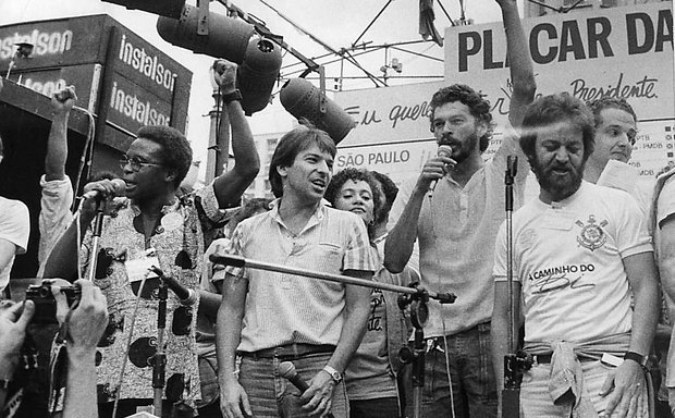 Сократес (с микрофоном) на митинге в 1984 году