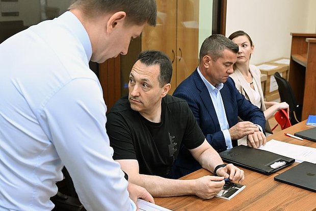 Александр Моносов (второй слева)