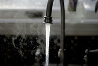 У россиян начали чернеть руки после воды из-под крана 