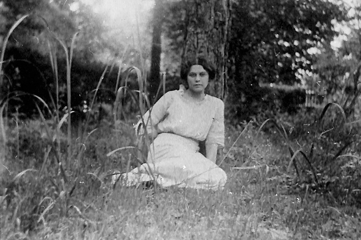 Первая жена Булгакова Татьяна Лаппа на даче, 1913 год