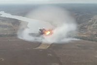 Российские войска атаковали дамбу, через которую ВСУ перебрасывали технику под Белгород. Удар мощной бомбы попал на видео 