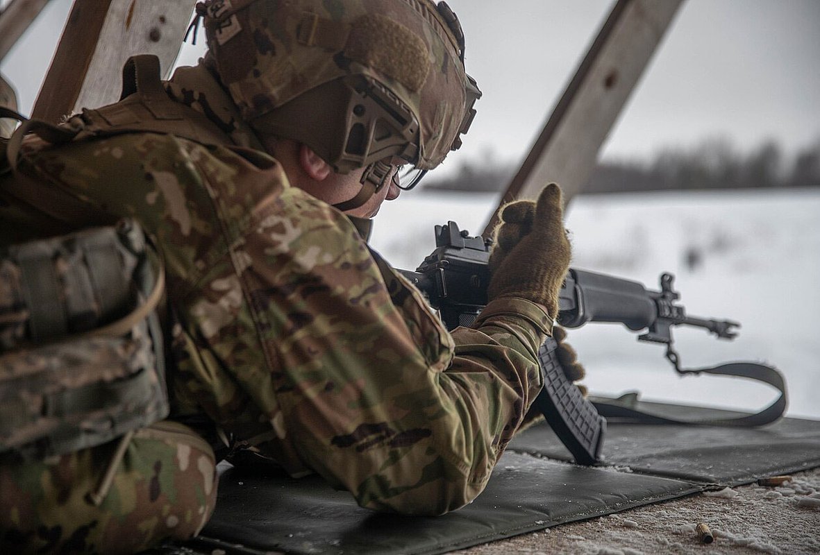 Финский военнослужащий на учениях Arctic Forge на полигоне Соданкюля, Финляндия, 22 февраля 2025 года