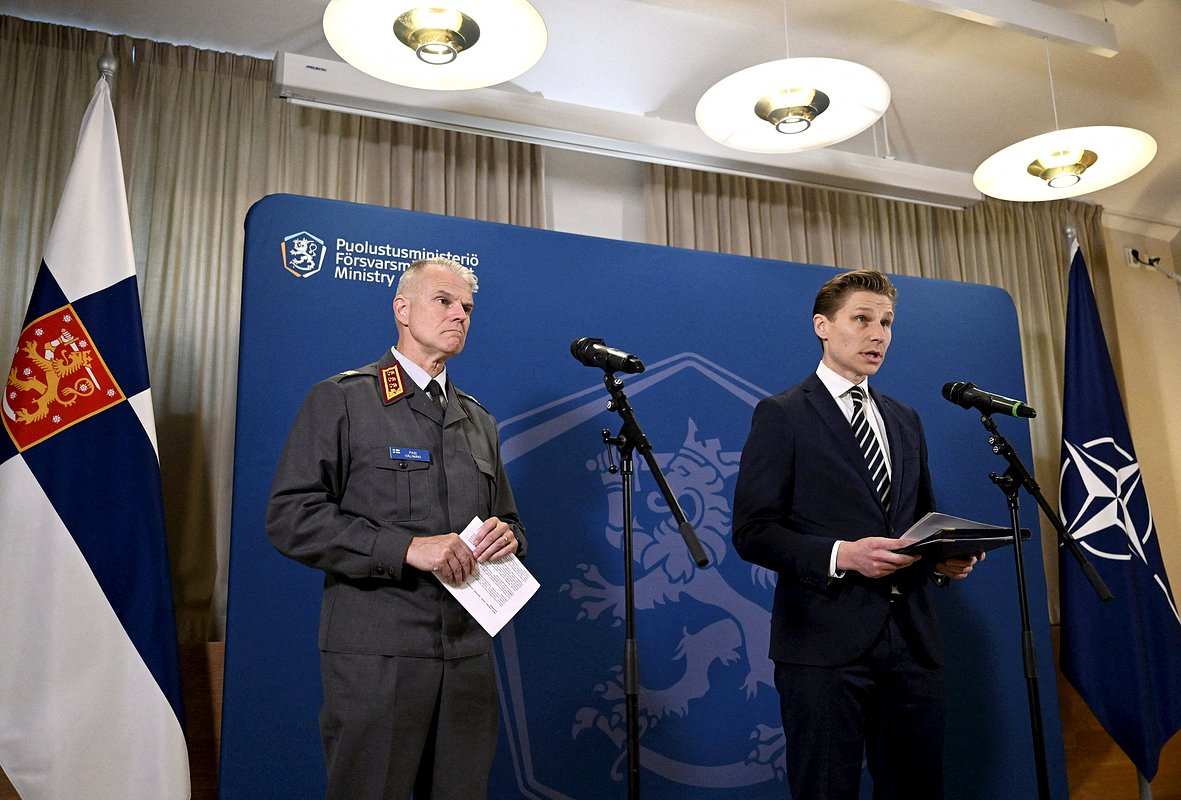 Министр обороны Финляндии Антти Хяккянен и командующий Сухопутными войсками Финляндии генерал-лейтенант Паси Вялимяки на пресс-конференции в Хельсинки, Финляндия, 27 сентября 2024 года