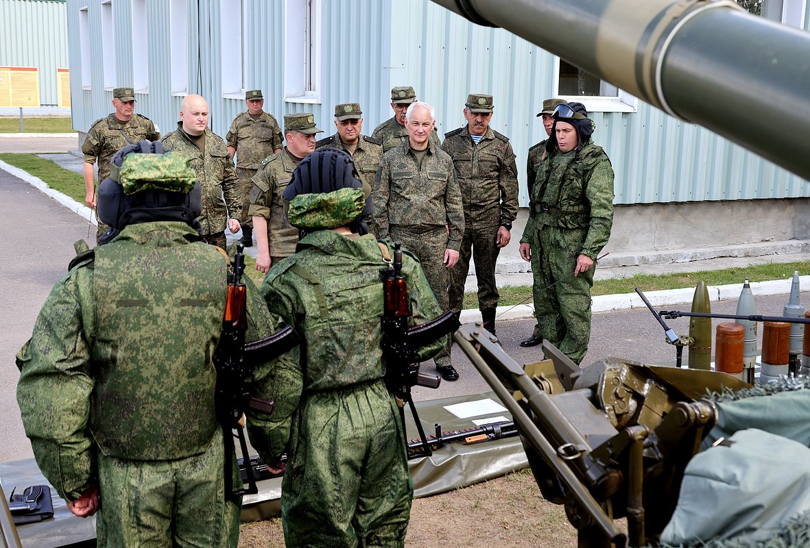 Министр обороны РФ Андрей Белоусов проверяет организацию боевой подготовки военнослужащих на полигоне в Ленинградском военном округе, Россия, 25 июля 2024 года