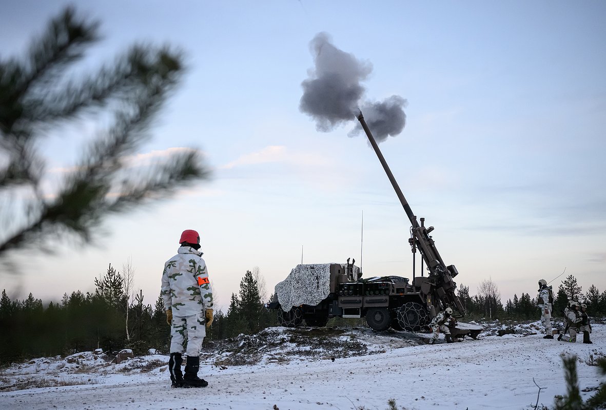 Военнослужащие 93-го французского полка горной артиллерии принимают участие в учениях «Удар молнии» в Лапландии, Финляндия, 19 ноября 2024 года