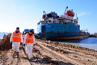 Названы причины крушения танкеров в Черном море. Они перевозили свыше 9 тысяч тонн мазута, большая часть которого попала в воду 