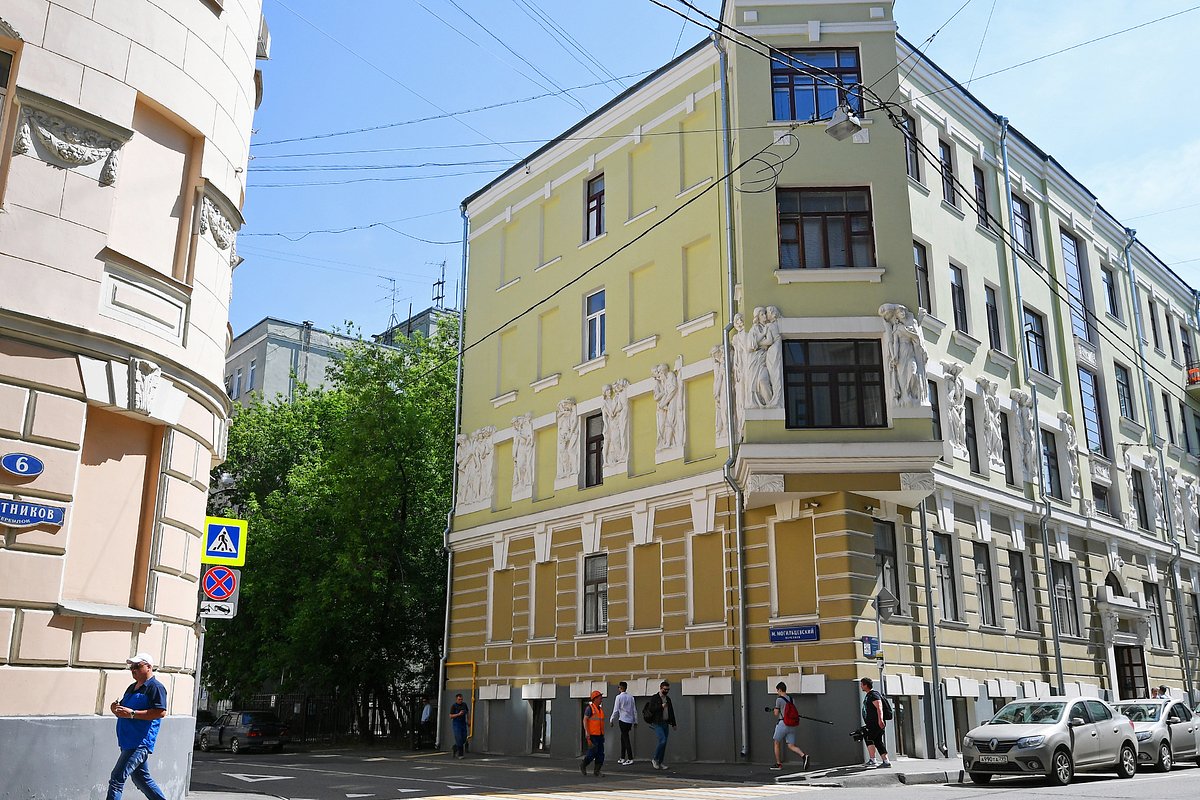 Доходный дом Бройдо в Плотниковом переулке на Арбате, где расположена квартира Михаила Ефремова