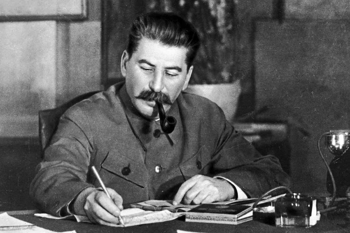 Генеральный секретарь ЦК ВКП (б) Иосиф Сталин в своем рабочем кабинете