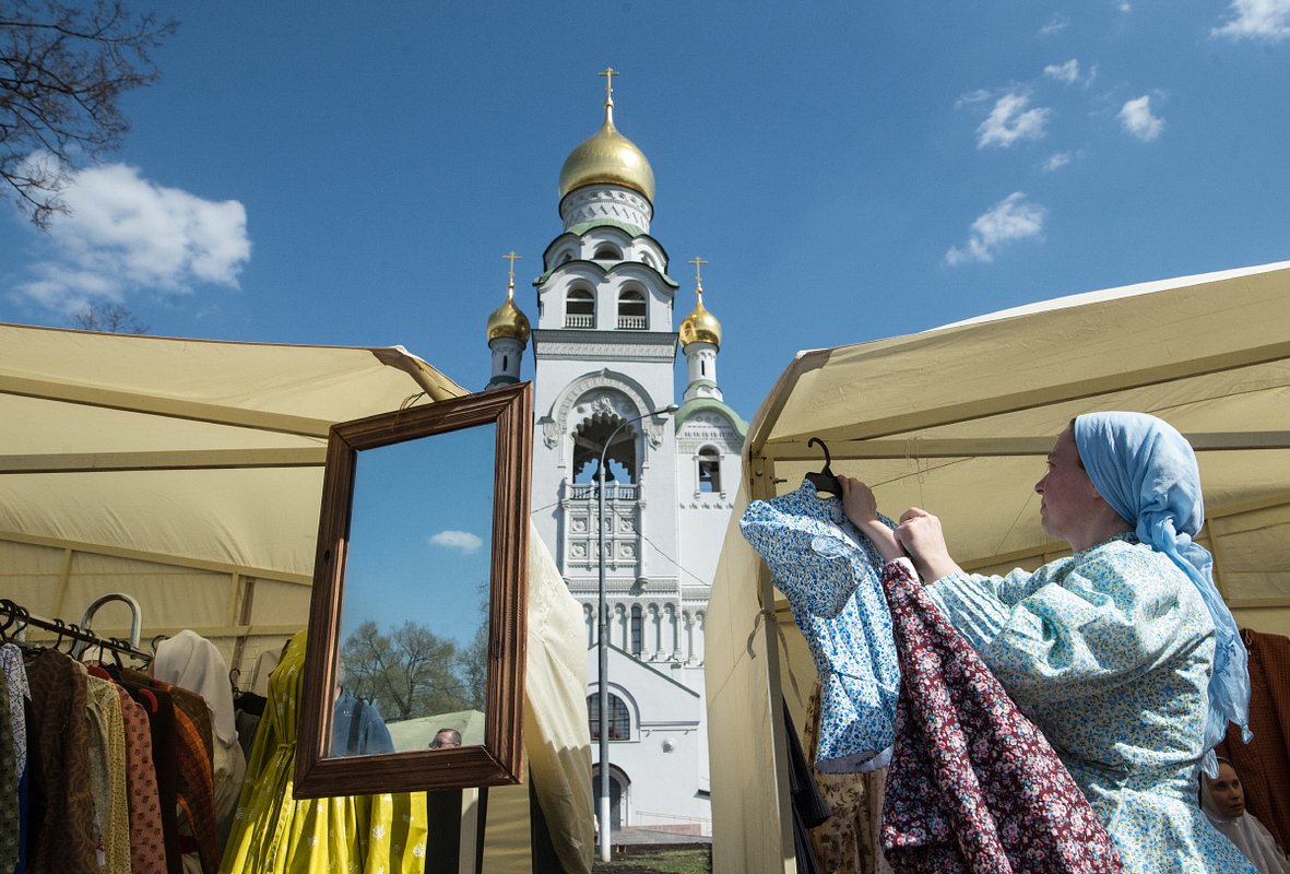 Участники на Старообрядческой рогожской ярмарке в день праздника Святых Жен-Мироносиц