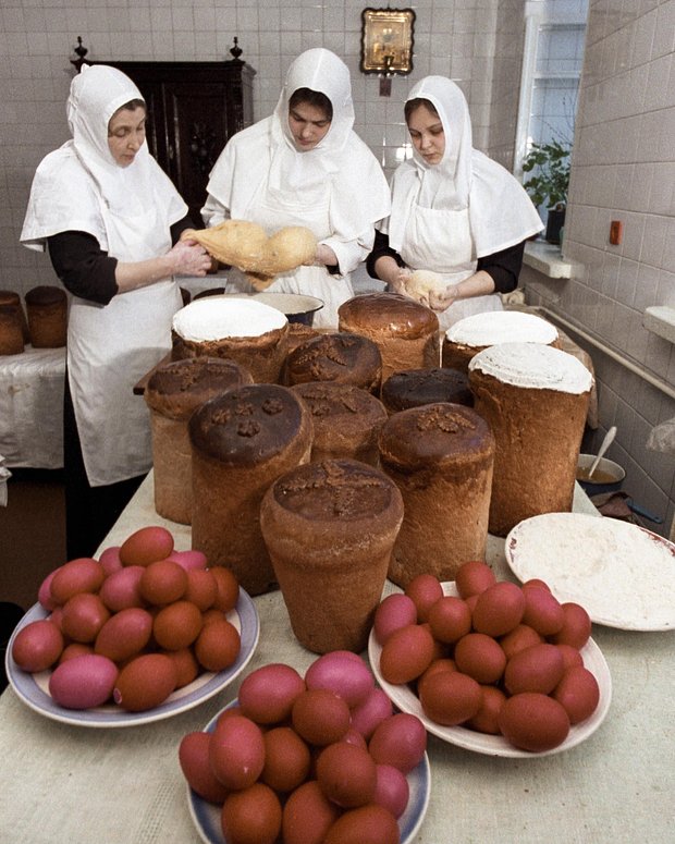 Монахини Покровского женского монастыря готовятся к Пасхе, 1988 год.