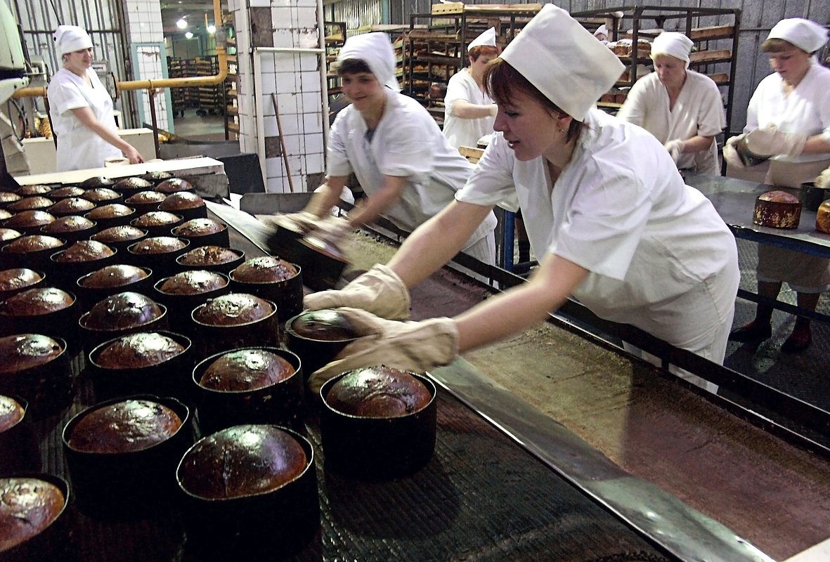 Работницы московского хлебозавода № 6 выпекают куличи к Пасхе, 2004 год.