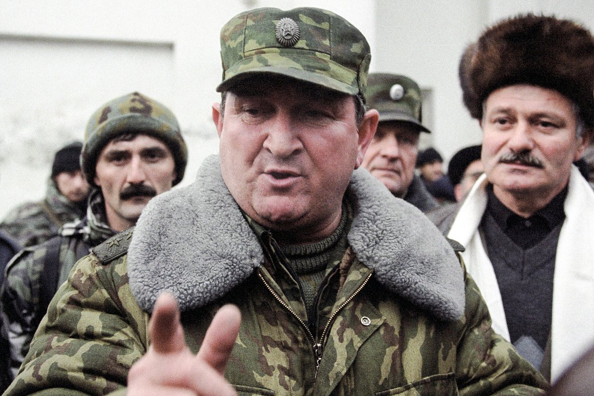 Геннадий Трошев (в центре)