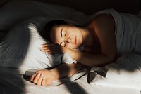 Чтобы хорошо засыпать и не мучиться от бессонницы, нужно соблюдать пять правил. Вот они