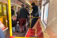 В Москве избили пенсионерку за попытку сорвать никаб с пассажирки метро. В прошлом нападавшая была заложницей боевиков Басаева