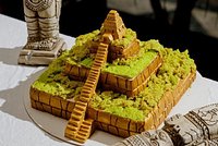 Сусальное золото, дубайская начинка и цена выше 100 тысяч. Какие безумные куличи предлагают к Пасхе и что говорят о них священники?