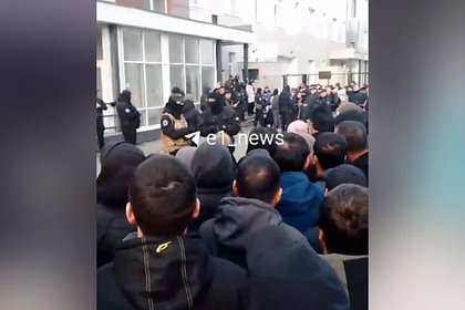 В российском городе силовики выставили оцепление из-за атаки мигрантов