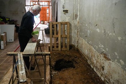 В российском регионе многодетная мать пожаловалась на жизнь с дырой в потолке