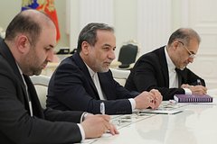 Аббас Аракчи (в центре)