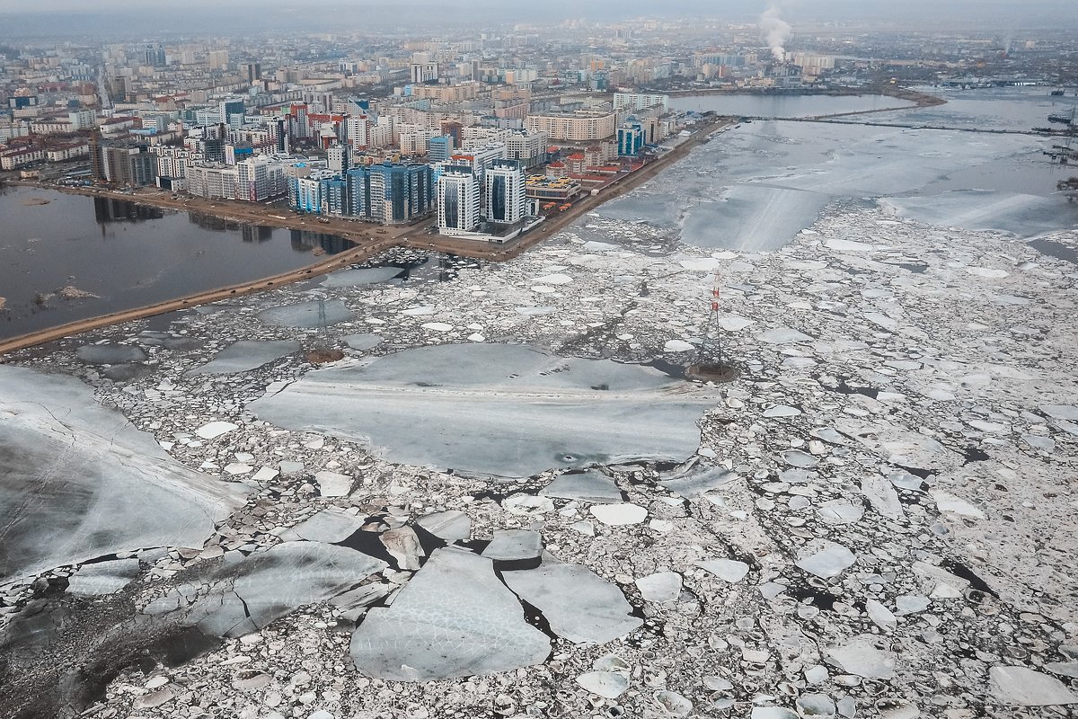 Разлив реки Лена в районе Якутска