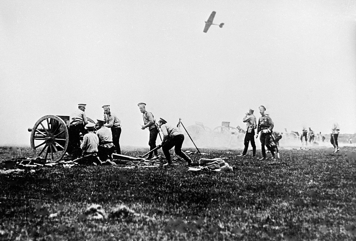 Русские артиллеристы во время боя с германскими войсками, лето 1916 года