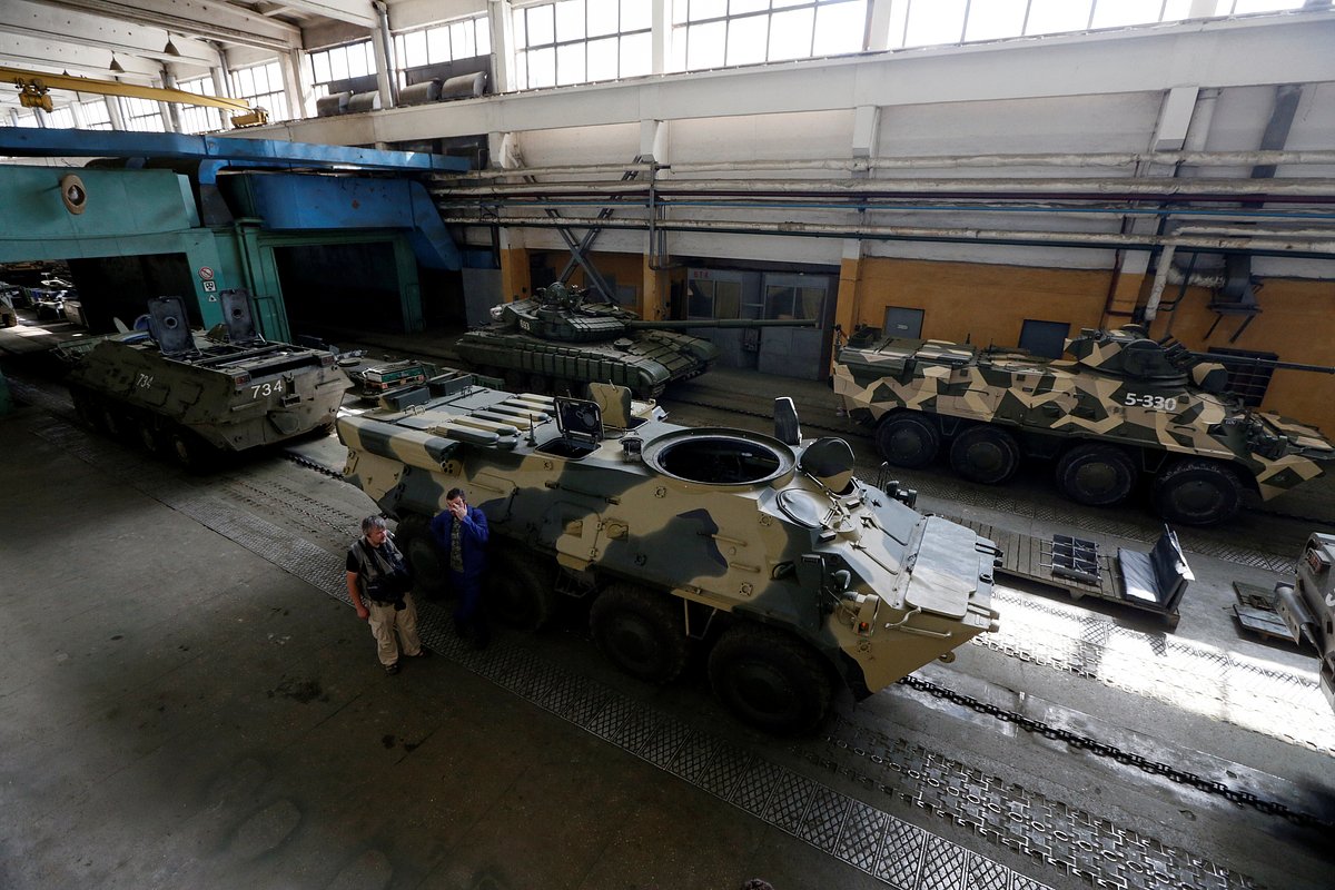 Танки и бронетранспортеры на Киевском бронетанковом заводе, Украина, 29 августа 2016 год