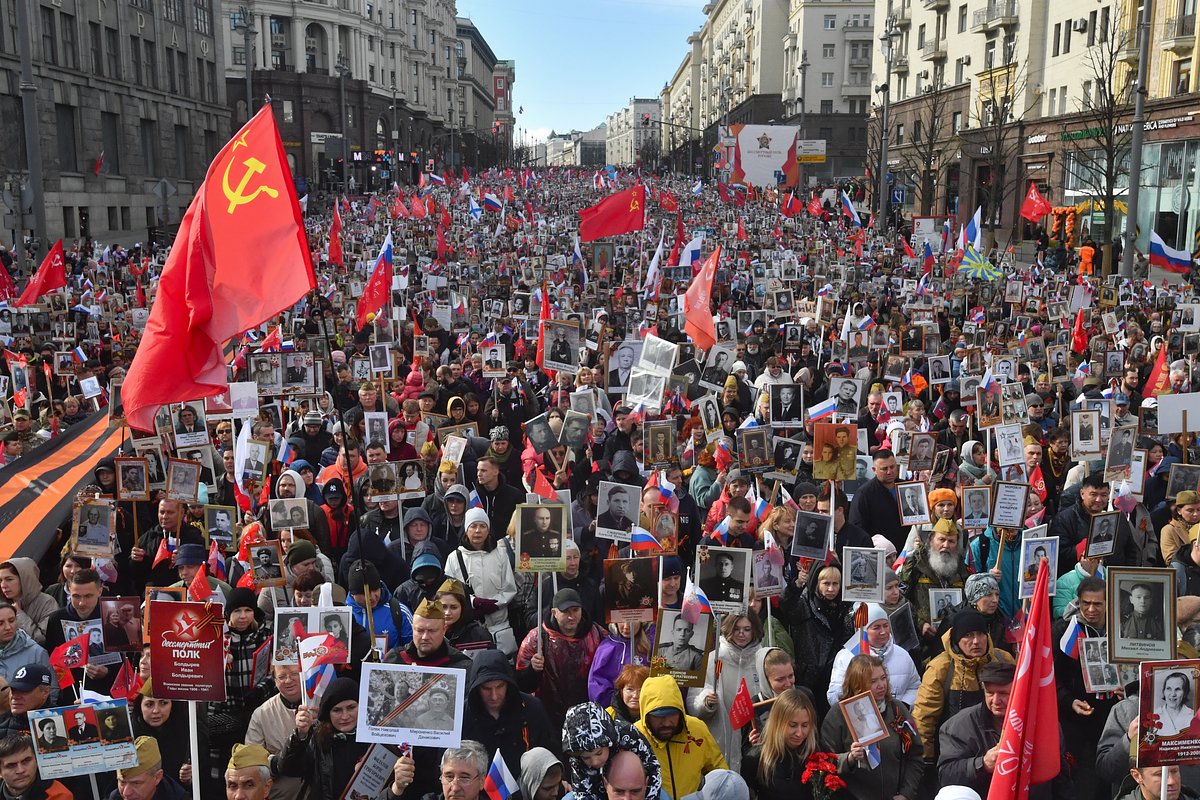 Участники шествия «Бессмертный полк»