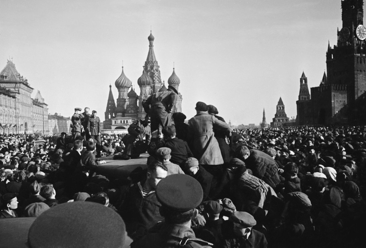 СССР. Москва. 09.05.1945. Жители города, собравшиеся на Красной площади День победы