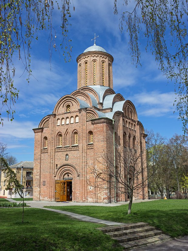 Церковь Святой Параскевы Пятницы на Торгу в Чернигове (Украина). Во время Великой Отечественной войны храм на три четверти был разрушен, после чего в течение 20 лет в нем проводились научно-исследовательские и ремонтно-реставрационные работы под руководством Петра Барановского. Он выявил, что храм был построен в конце XII века (а не в XVII веке, как считалось ранее) и был уникальным памятником древнерусской архитектуры домонгольского периода