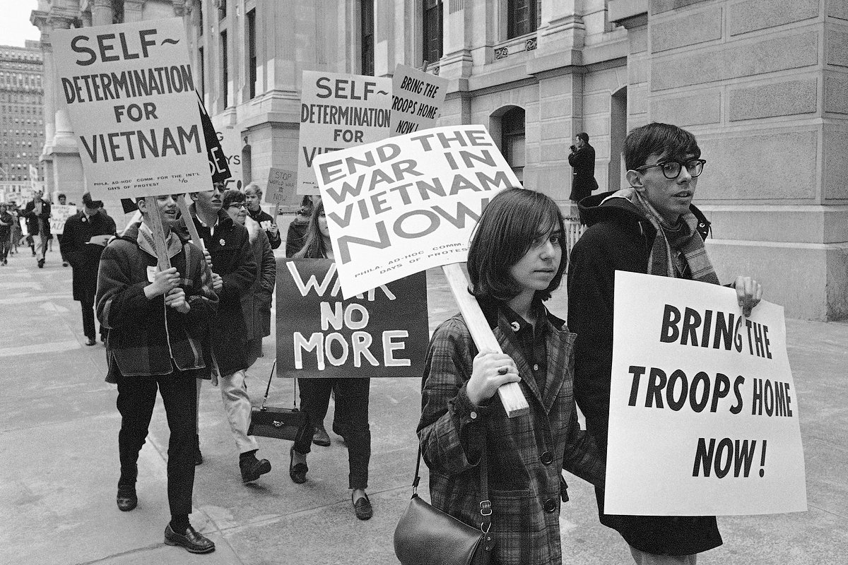Участники демонстрации против войны во Вьетнаме. Филадельфия, США, 26 марта 1966 года